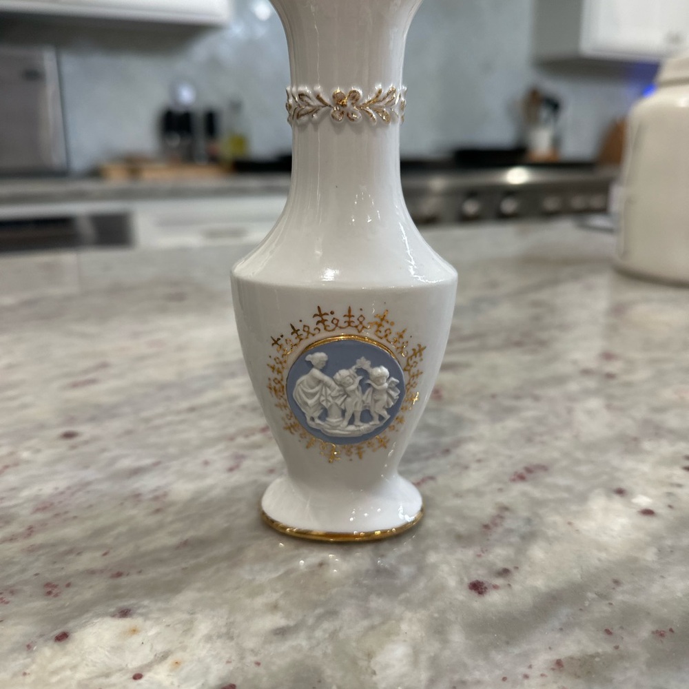White and Gold Accent Vase with Elegant Design